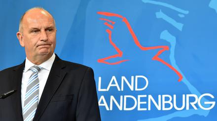 Brandenburgs Ministerpräsident Dietmar Woidke (SPD) spricht auf einer Pressekonferenz in Potsdam über Umbesetzungen in der Landesregierung.