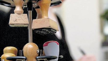 Höchste Zeit. Jahrelang hat man sich in anderen Ländern bedient, doch jetzt soll der Verwaltungsnachwuchs wieder verstärkt in Brandenburg ausgebildet werden. Der Bedarf ist groß, viele Beamte gehen bald in Pension.