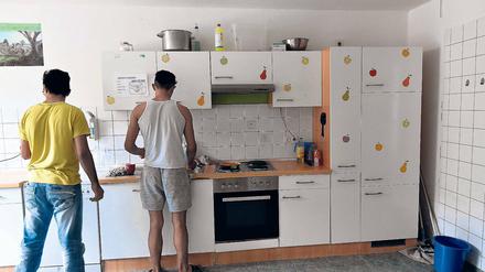 Kochen, aber für wie viele? Überall im Land haben Kommunen Gebäude für die Unterbringung von Flüchtlingen angemietet und teils mit erheblichem Aufwand hergerichtet, etwa durch den Einbau von Küchen und Toiletten. Doch viele Unterkünfte sind kaum belegt.