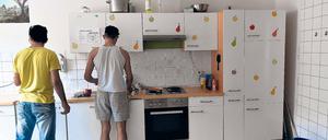 Kochen, aber für wie viele? Überall im Land haben Kommunen Gebäude für die Unterbringung von Flüchtlingen angemietet und teils mit erheblichem Aufwand hergerichtet, etwa durch den Einbau von Küchen und Toiletten. Doch viele Unterkünfte sind kaum belegt.