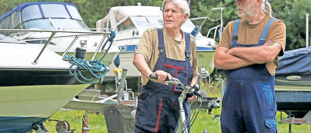 Vater und Sohn. Um die Jahrtausendwende kaufte Wolfgang Broszeit (r.) ein Grundstück neben dem elterlichen Betrieb, um dort wie sein Vater Bruno (l.) Boote zu reparieren. Doch die Baubehörde macht ihm das Leben immer wieder schwer. Nun droht ihm sogar ein Nutzungsverbot.