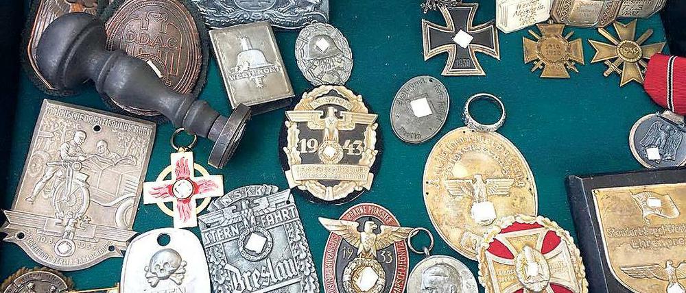 Sammlerstücke. Jedes Wochenende kann man auf Berlins Flohmärkten Orden oder Ringe des NS-Regimes kaufen.