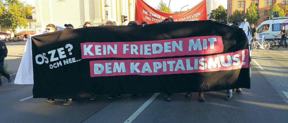 Dagegen. Die Demonstranten kritisierten vor allem den Kapitalismus.