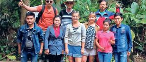 Gruppenfoto. Katja Wiegand (3.v.r.) im Kreis ihrer Schüler in Laos.