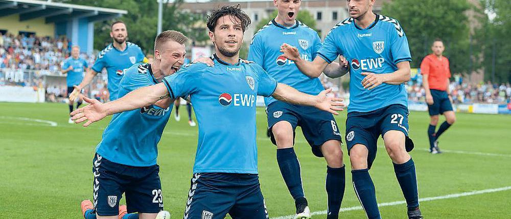 So jubelten sie über den Landespokal-Sieg. Matthias Steinborn, Andis Shala, Philip Saalbach und Erdal Akdari (v.l.n.r.). Nun freuen sich die Spieler des SV Babelsberg 03 auf die Partie gegen den Bundesligisten SC Freiburg.