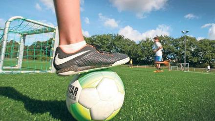 Ball frei. Der Platz an der Kirschallee hat einen neuen Kunstrasen.