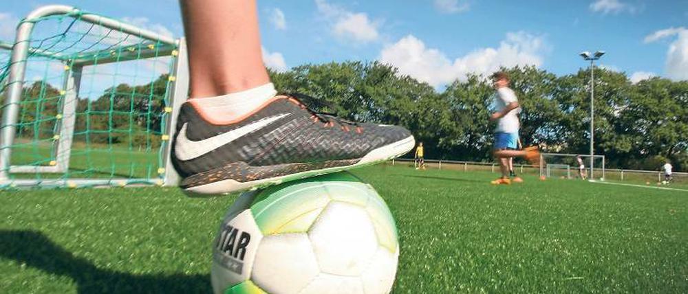 Ball frei. Der Platz an der Kirschallee hat einen neuen Kunstrasen.