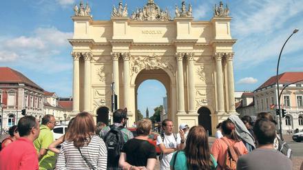 Schaut auf diese Stadt. Jedes Jahr kommen mehr Touristen nach Potsdam, auch bei den ausländischen Besuchern wächst die Beliebtheit. Mehr als elf Prozent machte im vergangenen Jahr ihr Anteil an den Übernachtungen in der Stadt aus. Vor allem Niederländer, Briten und Spanier kommen gern her.