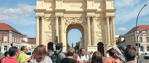 Schaut auf diese Stadt. Jedes Jahr kommen mehr Touristen nach Potsdam, auch bei den ausländischen Besuchern wächst die Beliebtheit. Mehr als elf Prozent machte im vergangenen Jahr ihr Anteil an den Übernachtungen in der Stadt aus. Vor allem Niederländer, Briten und Spanier kommen gern her.