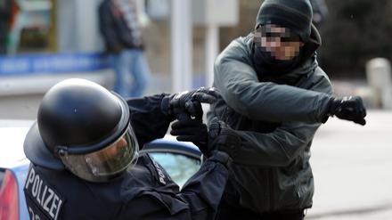 Ein gewalttätiger Demonstrant schlägt in Schleswig-Holstein einen Polizeibeamten nieder.