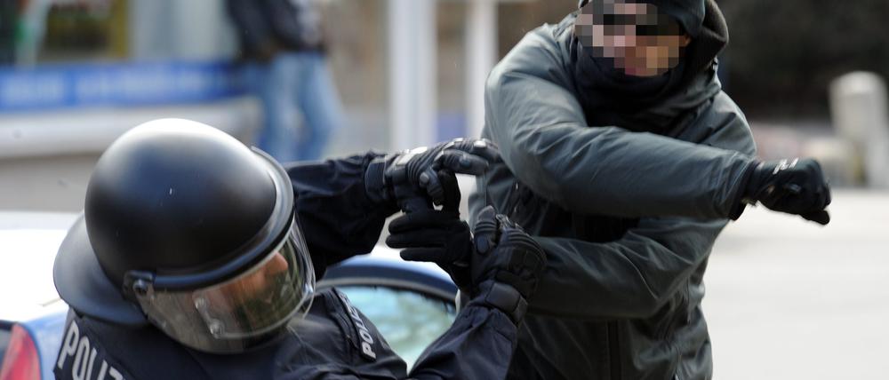 Ein gewalttätiger Demonstrant schlägt in Schleswig-Holstein einen Polizeibeamten nieder.