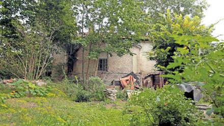Jämmerliches Antlitz. Was heute wie ein Stein gewordenes Häufchen Elend aussieht, war einst das Gutshaus von Paaren. Nach Jahren des Leerstandes ist das Gebäude arg heruntergekommen. Die Stadt will es nun verkaufen und favorisiert eine Nutzung als Tankstelle oder Raststätte.