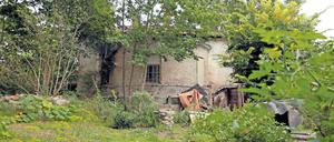 Jämmerliches Antlitz. Was heute wie ein Stein gewordenes Häufchen Elend aussieht, war einst das Gutshaus von Paaren. Nach Jahren des Leerstandes ist das Gebäude arg heruntergekommen. Die Stadt will es nun verkaufen und favorisiert eine Nutzung als Tankstelle oder Raststätte.