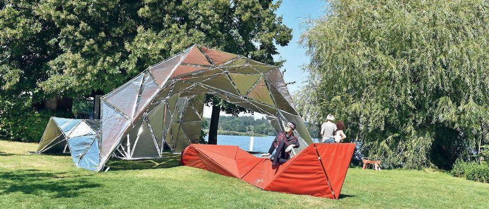 Kunst am Wasser. Im exklusiven Gästehaus „Elisabeth am See“ zeigen Studierende der Bauhaus-Uni Weimar und der Beuth-Hochschule Berlin ihre Arbeiten unter dem Titel „panta rhei“ – Altgriechisch für „alles fließt“. Themen sind etwa „Wohnen auf dem Wasser“ oder „Natur, künstliche Natur und neue Medien“.