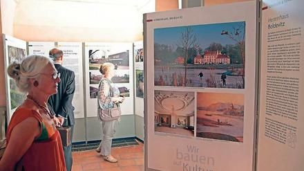 Informativ. Eine Besucherin vor einer der 35 Tafeln.