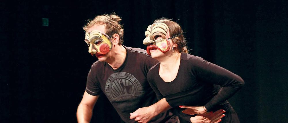Verzerrter Spiegel der Emotionen. Schauspieler Steffen Findeisen (l.) und Mezzosopranistin Alexandra Broneske spielen im Ensemble I Confidenti in der Tradition der Commedia Dell’Arte. Da die Masken kaum Mimik zulassen, müssen sie fast all ihre Gefühle mit dem Körper vermitteln.