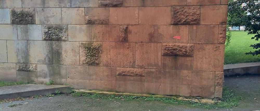 Fehlgeleitet. Ein defekter Rasensprenger sorgte für die Verfärbungen.