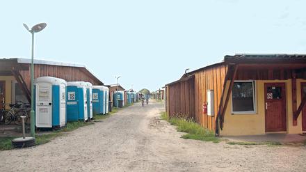 Dixi-Klos für Flüchtlinge. Die Opferperspektive kritisiert die Verhältnisse.