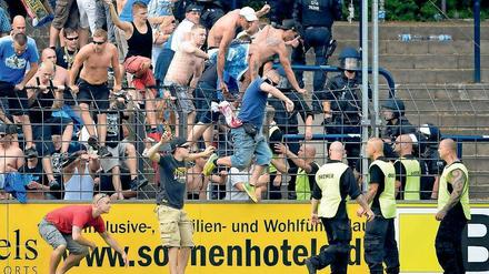 Vor drei Jahren. Lok-Fans stürmen den Platz in Babelsberg.