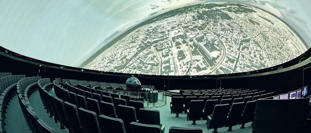 Berlin im Blick. Auch die Stadt von heute wird in die 23-Meter-Kuppel projiziert, bevor der Blick des Besuchers hinausgeht in die Weiten des Universums.