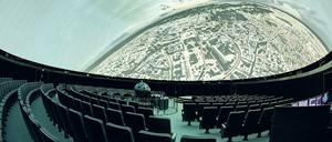 Berlin im Blick. Auch die Stadt von heute wird in die 23-Meter-Kuppel projiziert, bevor der Blick des Besuchers hinausgeht in die Weiten des Universums.