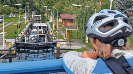 Engpass. Boote fahren in die Schleuse Wendisch Rietz. Tourismusexperten in Berlin und Brandenburg sind besorgt, dass verkürzte Öffnungszeiten von Schleusen im beliebten Seenland Oder-Spree zunehmend Freizeitschiffer verärgern.