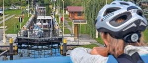 Engpass. Boote fahren in die Schleuse Wendisch Rietz. Tourismusexperten in Berlin und Brandenburg sind besorgt, dass verkürzte Öffnungszeiten von Schleusen im beliebten Seenland Oder-Spree zunehmend Freizeitschiffer verärgern.