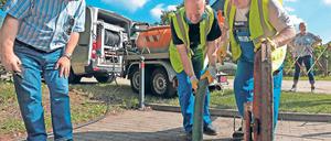 Gut gereinigt. Bernd Zindel (l.) und zwei Monteure der MWA bei der Pumpstation in Güterfelde. Monatlich werden die Pumpen mit Hochdruck sauber gespült, um Verstopfungen vorzubeugen. Bei Müll im Abwasser hilft das aber nicht mehr.