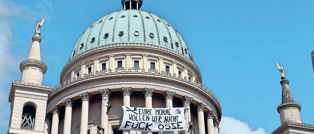 Protest mit Folgen. Die OSZE-Gegner brachten ein Banner an der Nikolaikirche an. Die Gemeinde prüft nun eine Anzeige.