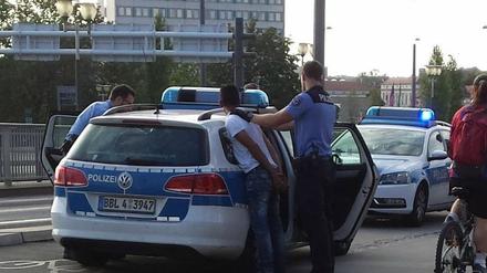 Der junge Mann wurde am Dienstag in Gewahrsam genommen.