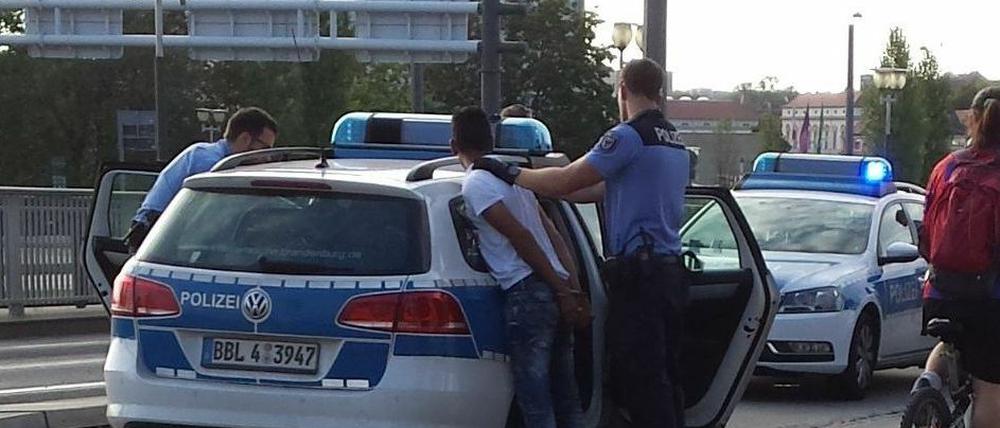 Der junge Mann wurde am Dienstag in Gewahrsam genommen.