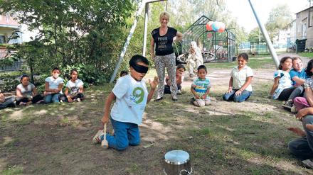 Unbekannte Spielwelten. Die Kinder aus den Flüchtlingslagern Südalgeriens lernen in Teltow exotische Spiele wie Topfschlagen kennen. Inzwischen haben sie auch gelernt, Fahrrad zu fahren und können im Chor „Bruder Jakob“ singen. Noch bis Freitag wohnen sie in der Kita Käferland.