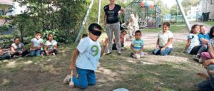 Unbekannte Spielwelten. Die Kinder aus den Flüchtlingslagern Südalgeriens lernen in Teltow exotische Spiele wie Topfschlagen kennen. Inzwischen haben sie auch gelernt, Fahrrad zu fahren und können im Chor „Bruder Jakob“ singen. Noch bis Freitag wohnen sie in der Kita Käferland.