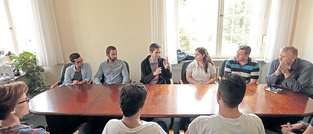 Austausch. In mehreren Modulen sollen Flüchtlinge etwas über ihre neue Heimat Deutschland erfahren – und von ihrer eignen berichten. Das Potsdamer Rathaus diente als Anschauungsmaterial für das Modul „Demokratie in der Gemeinde“.