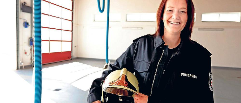 Am Ziel. Ortswehrführerin Pietzner freut sich über den Neubau.