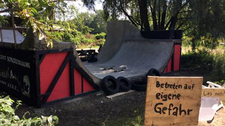 Skater haben im Park Babelsberg diese Halfpipe ohne Genehmigung errichtet. Die Schlösserstiftung will dagegen vorgehen.