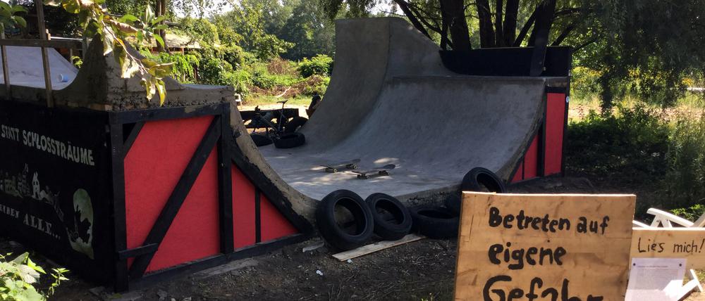 Skater haben im Park Babelsberg diese Halfpipe ohne Genehmigung errichtet. Die Schlösserstiftung will dagegen vorgehen.