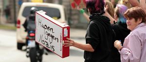 Vorbeifahrende Autos wurden zum "Hupen gegen rechts" aufgefordert.