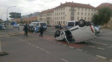 Ein Polizeiwagen und ein Transporter sind auf der Breiten Straße zusammengeprallt.