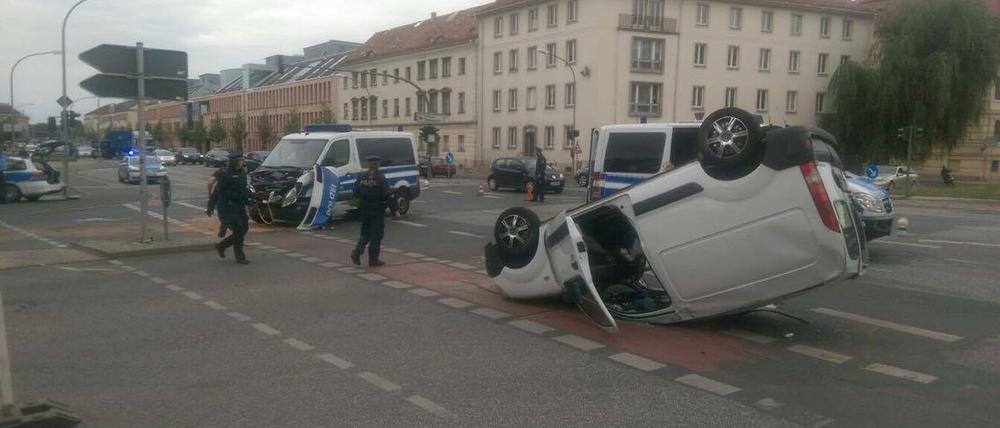 Ein Polizeiwagen und ein Transporter sind auf der Breiten Straße zusammengeprallt.