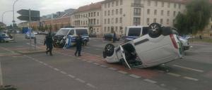 Ein Polizeiwagen und ein Transporter sind auf der Breiten Straße zusammengeprallt.