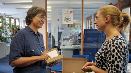 PNN-Chefredakteurin Sabine Schicketanz (r.) überreicht Leserin Sabine Kriegel den Gewinn.
