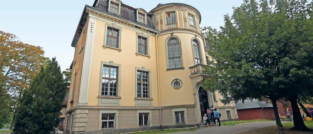 Blick durch den Gartenzaun. Am Wochenende durften Teilnehmer einer Fototour in der Villa Kellermann fotografieren. Öffentlich gezeigt werden dürfen die Bilder aber nicht.