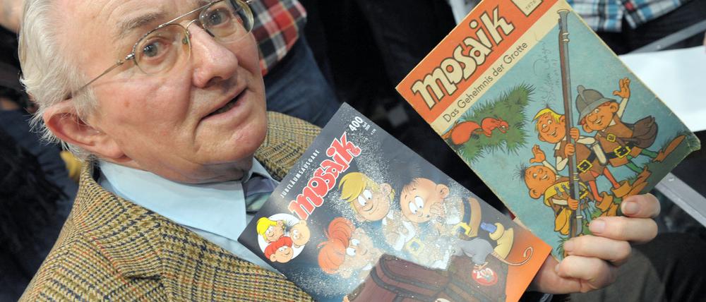 Der Comicautor und geistige Vater der Abrafaxe, Lothar Dräger, ist gestorben. Auf dem Foto präsentierte er 2009 auf der Leipziger Buchmesse das 1. und 400. Mosaik-Heft.