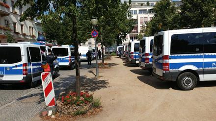 600 Beamten werden heute in Potsdam im Einsatz sein. Am Vormittag waren schon einige Polizeibusse am Luisenplatz.