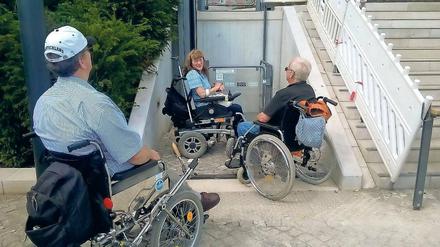 Kein Weiterkommen. Zu einem regelrechten Stau ist es am Dienstagnachmittag vor dem Lift an der Alten Fahrt gekommen. Vermutlich wurde er versehentlich „abgeschlossen“.
