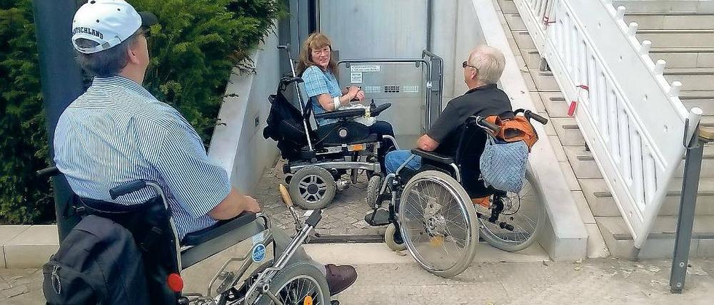 Kein Weiterkommen. Zu einem regelrechten Stau ist es am Dienstagnachmittag vor dem Lift an der Alten Fahrt gekommen. Vermutlich wurde er versehentlich „abgeschlossen“.
