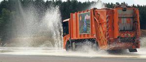 Schleudergefahr. Die Fontänen simulieren Hindernisse – und machen die Fahrbahn nass und glatt.