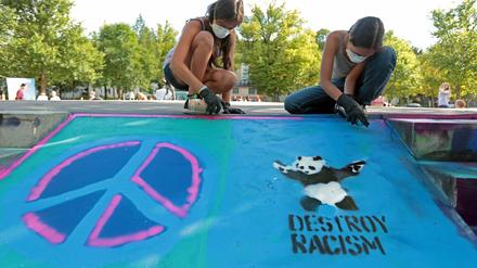 Bei einem Workshop "Schöner leben ohne Nazis" wurde am Mittwoch auf dem Bassinplatz fleißig gegen Rechts gesprüht.