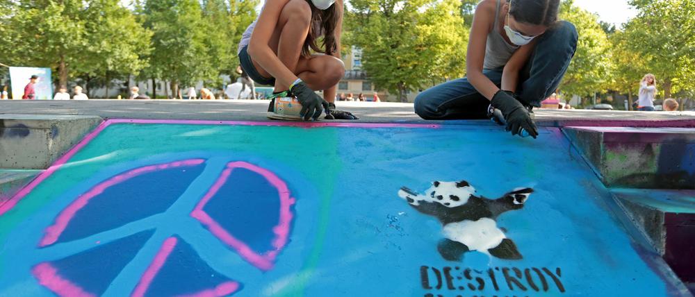 Bei einem Workshop "Schöner leben ohne Nazis" wurde am Mittwoch auf dem Bassinplatz fleißig gegen Rechts gesprüht.